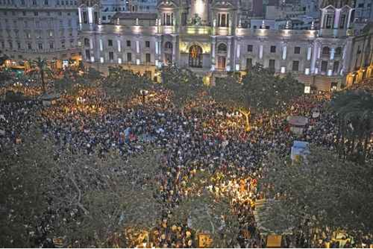 PROTESTAN MILES EN LAS CALLES DE VALENCIA; IGNOMINIA DEL PRESIDENTE DE LA COMUNIDAD EN LA TRAGEDIA
LA JORNADA