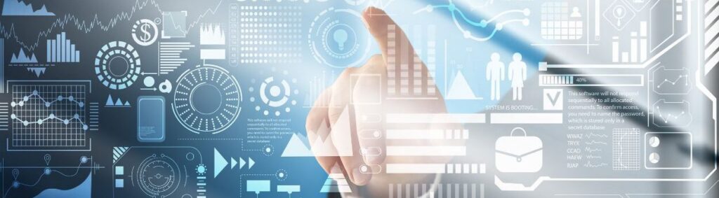 Una mano interactÃºa con una interfaz virtual futurista que muestra varios cuadros, grÃ¡ficos e Ã­conos relacionados con datos y anÃ¡lisis, integrando a la perfecciÃ³n la evaluaciÃ³n de procesos para mejorar la toma de decisiones.