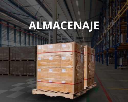 Interior de un almacén con pallets apilados envueltos en plástico bajo la palabra "ALMACENAJE" en una superposición.