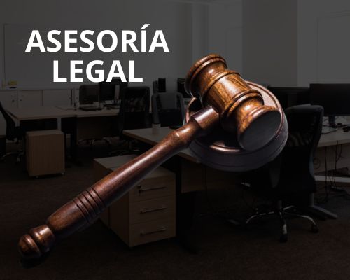 Un mazo en un entorno de oficina con el texto "Asesoría Legal" de fondo, lo que sugiere la guía experta de Laura Blanco para navegar por las regulaciones aduaneras y ofrecer Asesoría Aduanera de primer nivel.