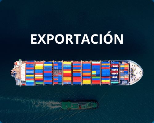 Vista aérea de un carguero en alta mar con contenedores de colores, acompañado de una embarcación más pequeña. La palabra "EXPORTACIÓN" aparece arriba.