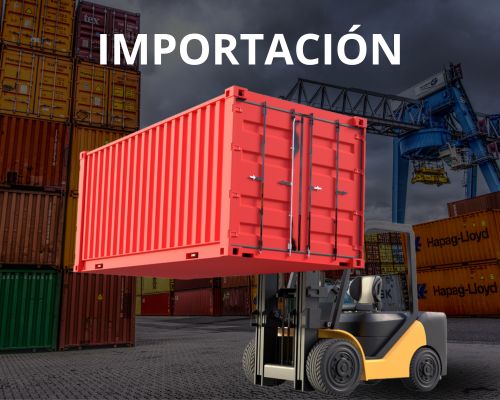 Una carretilla elevadora levanta un contenedor de envío rojo con la etiqueta "Importación" en un puerto concurrido con grúas y contenedores apilados en el fondo.