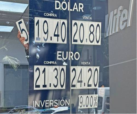 Tipos de cambio mostrados en una ventana: DÃ³lar: Compra 19,40, Venta 20,80; Euro: Compra 21,30, Venta 24,20. Tasa de inversiÃ³n del 9,00%.