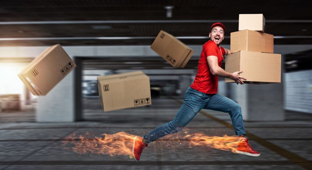 Un mensajero con uniforme rojo atraviesa el aparcamiento a toda velocidad, atravesando la Ãºltima milla con cajas en la mano, dejando un rastro de fuego y mÃ¡s paquetes cayendo tras de sÃ­.
