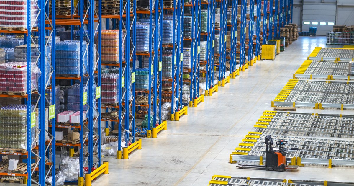 Interior de un almacén de distribución con mercancía en estanterías
