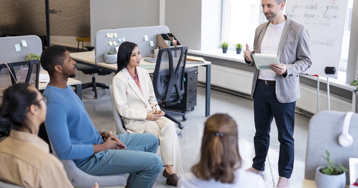 Colegas capacitándose en el trabajo