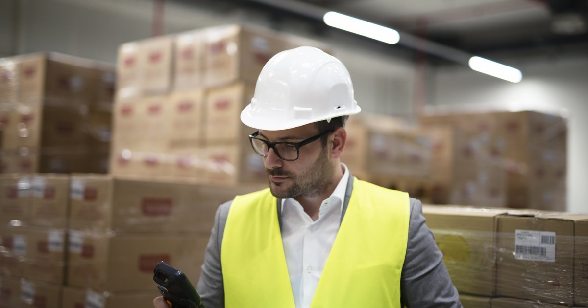 Trabajador con escáner de código de barras controlando mercancía