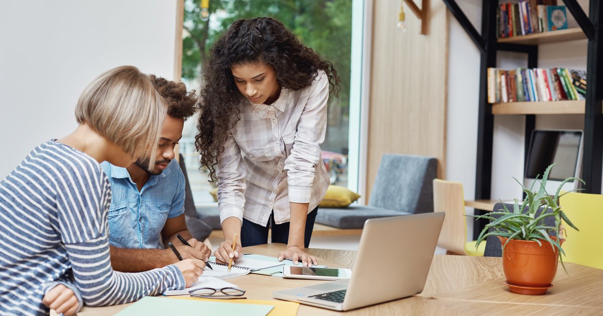Equipo de jóvenes profesionales trabajando en un proyecto