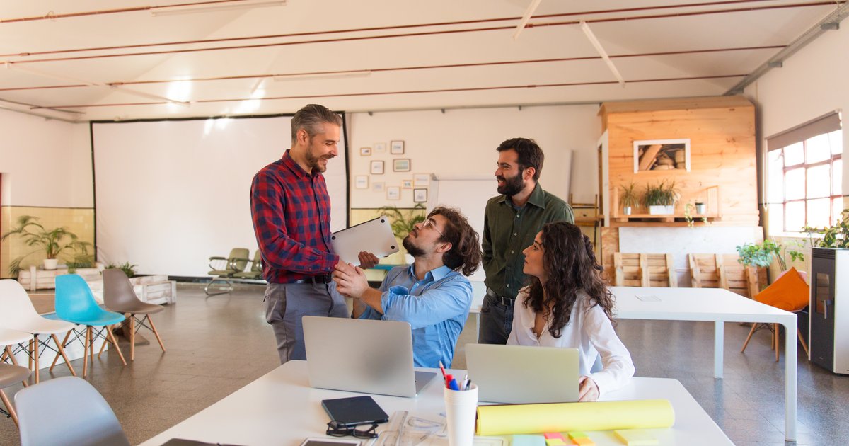 Grupo de jóvenes emprendedores en una sala de reuniones