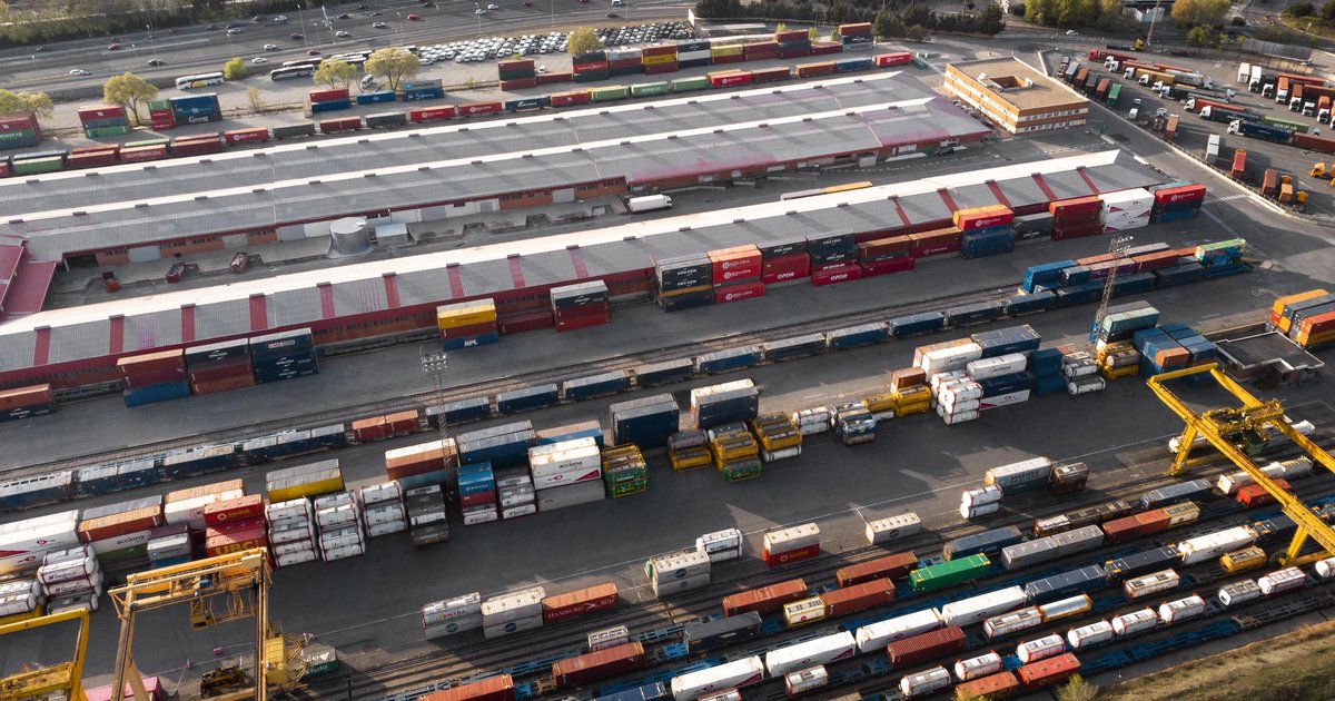Contenedores de carga y vías férreas para transporte multimodal