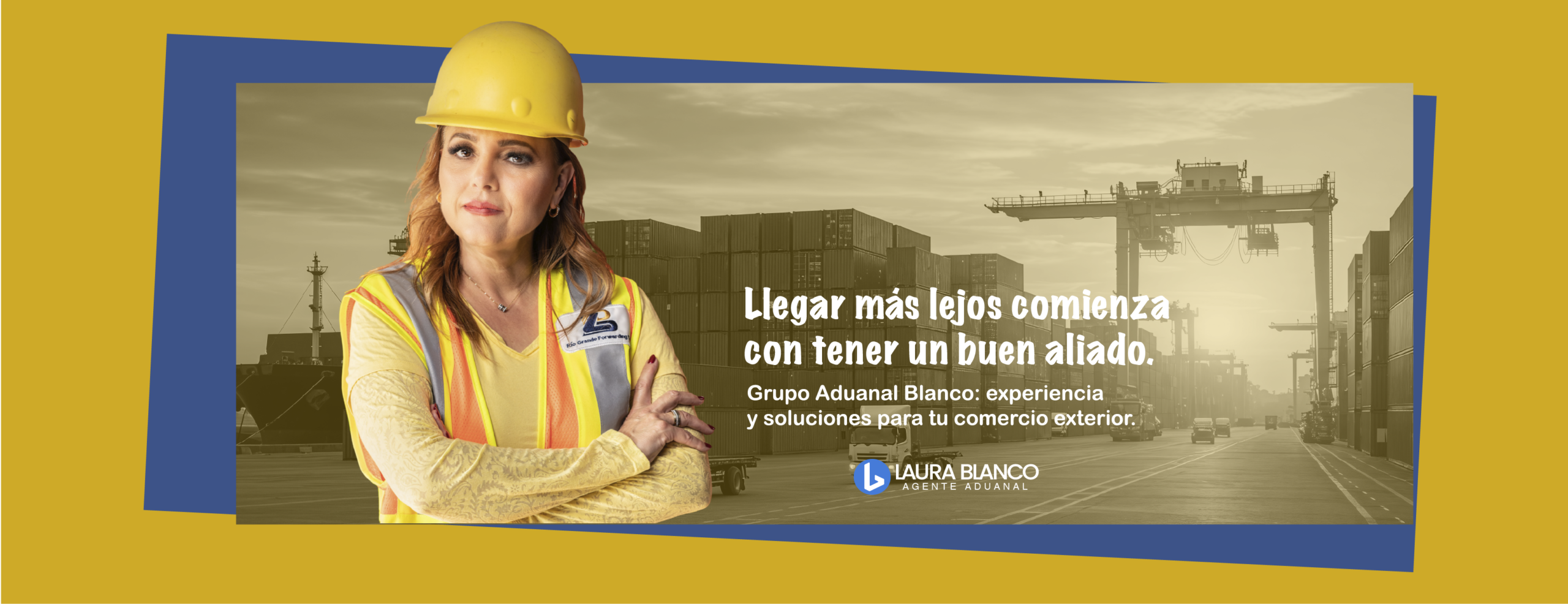 Una mujer vestida con ropa de obra posa delante de contenedores de transporte y grúas, con un texto superpuesto en el que se promocionan los servicios de comercio exterior del Grupo Aduanal Blanco.
